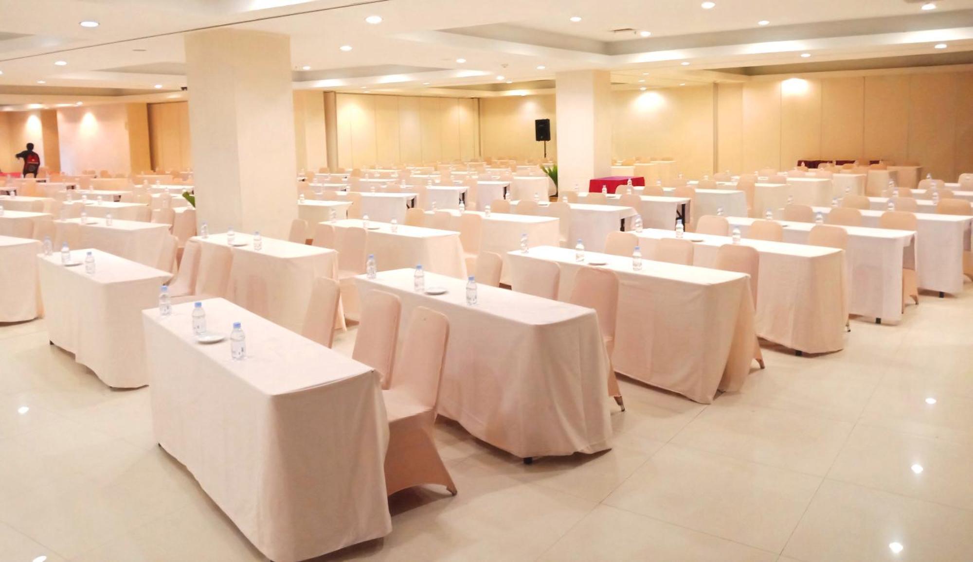 Transera Hotel Pontianak Bagian luar foto