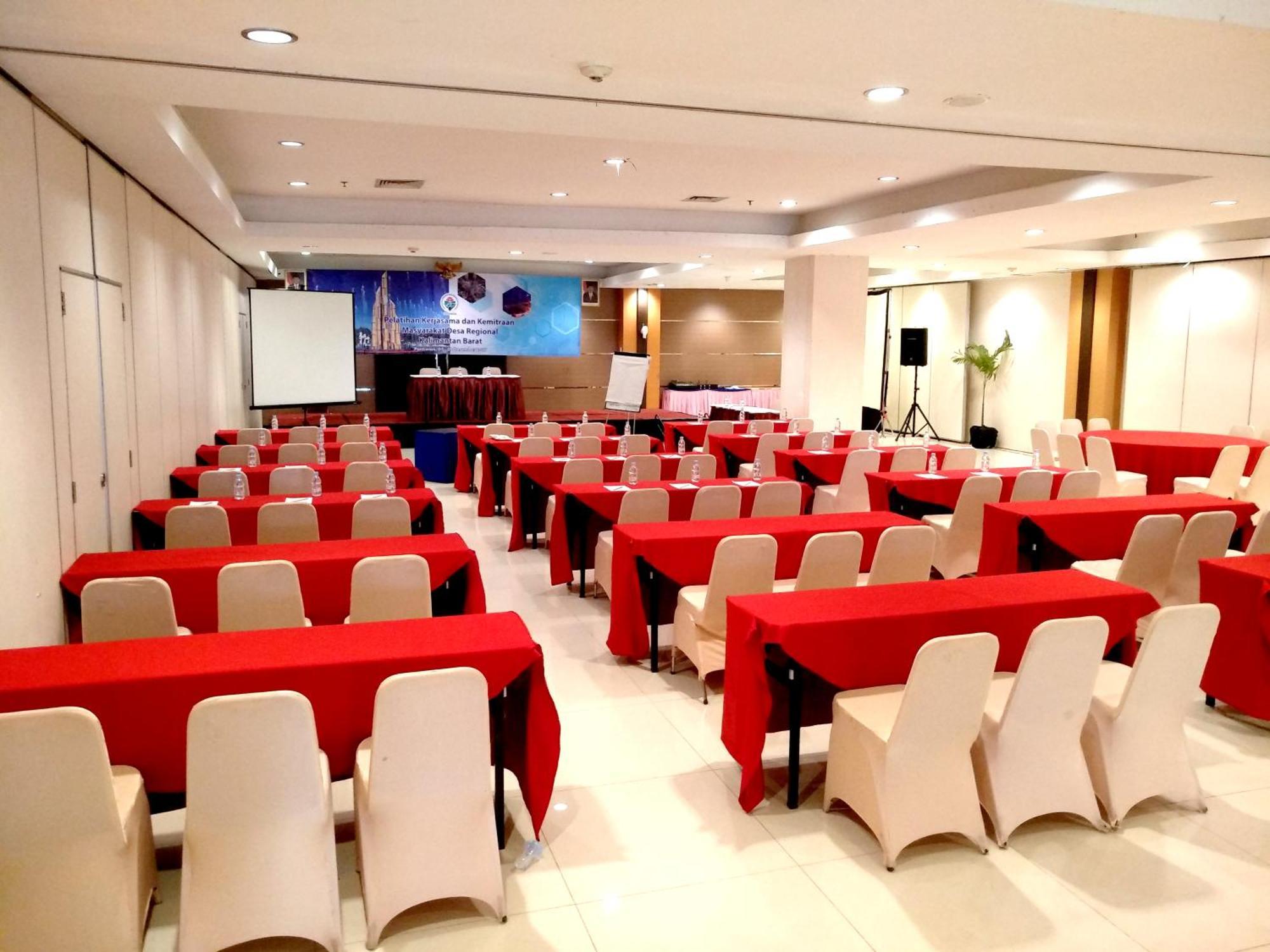 Transera Hotel Pontianak Bagian luar foto